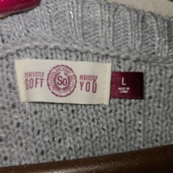 Juniors SO Gorgeous Sparkly Silver V-Neck Sweater Size  is Junior's Large - Picture 3 of 6